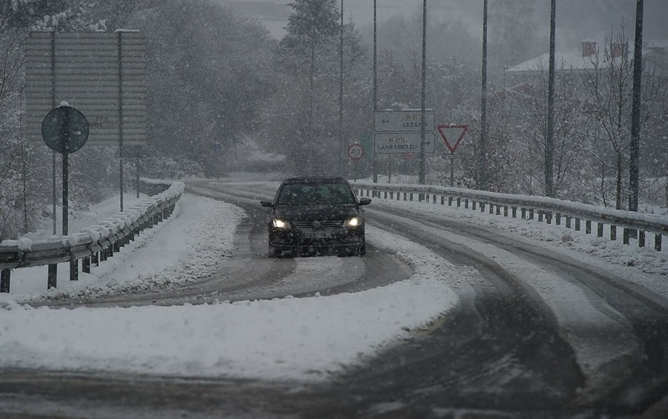 Auto bat Txorierriko errepidean, Larrabetzu parean. (Luis JAUREGIALTZO/ARGAZKI PRESS)