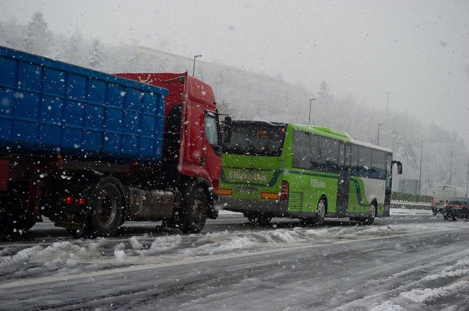Autobusek ere arazo ugari izan dituzte zirkulatzeko. (Luis JAUREGIALTZO/ARGAZKI PRESS)