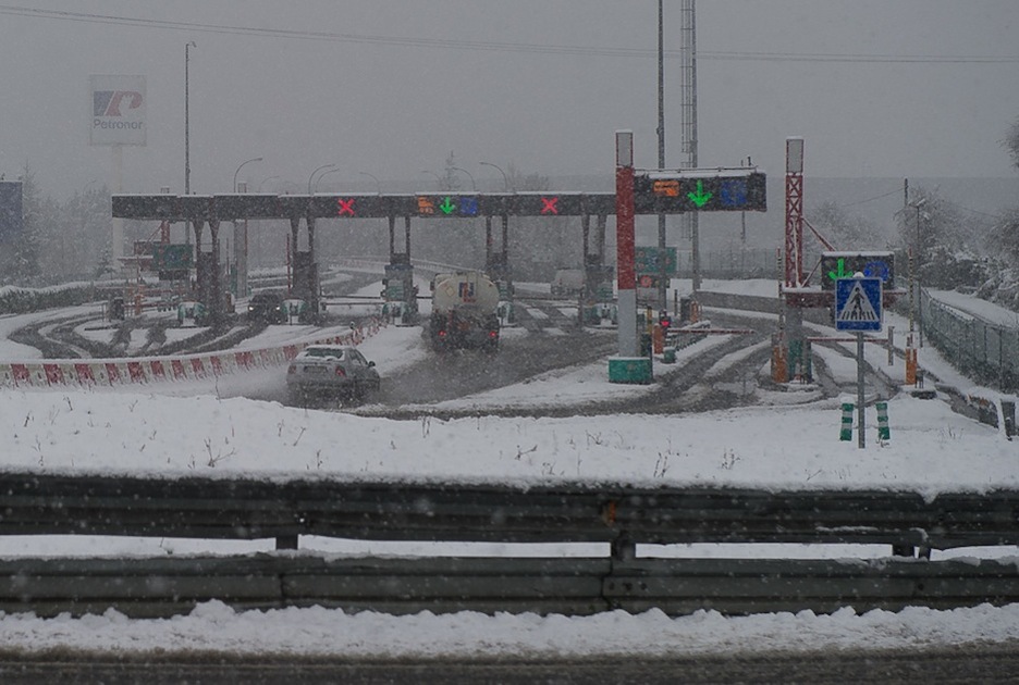 Boroako peajea, Zornotzan, AP-8 autobidean. (Luis JAUREGIALTZO/ARGAZKI PRESS)
