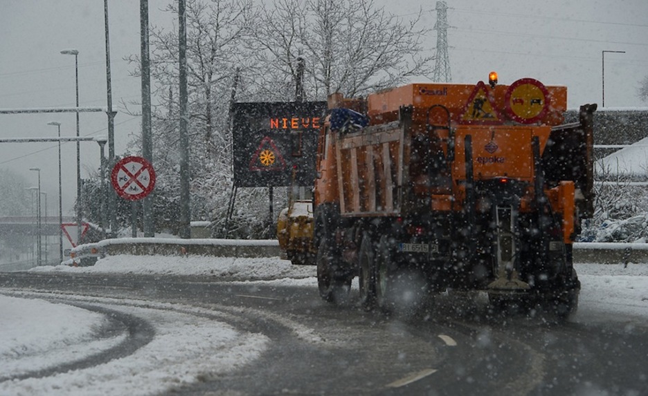 Elurra kentzeko makina, AP-8 autobidean. (Luis JAUREGIALTZO/ARGAZKI PRESS)
