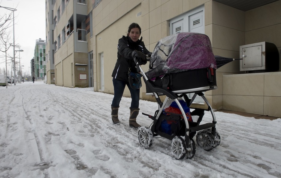 Gasteizko espaloietan ibiltzea ez zen erraza gaur goizean. (Raul BOGAJO/ARGAZKI PRESS)