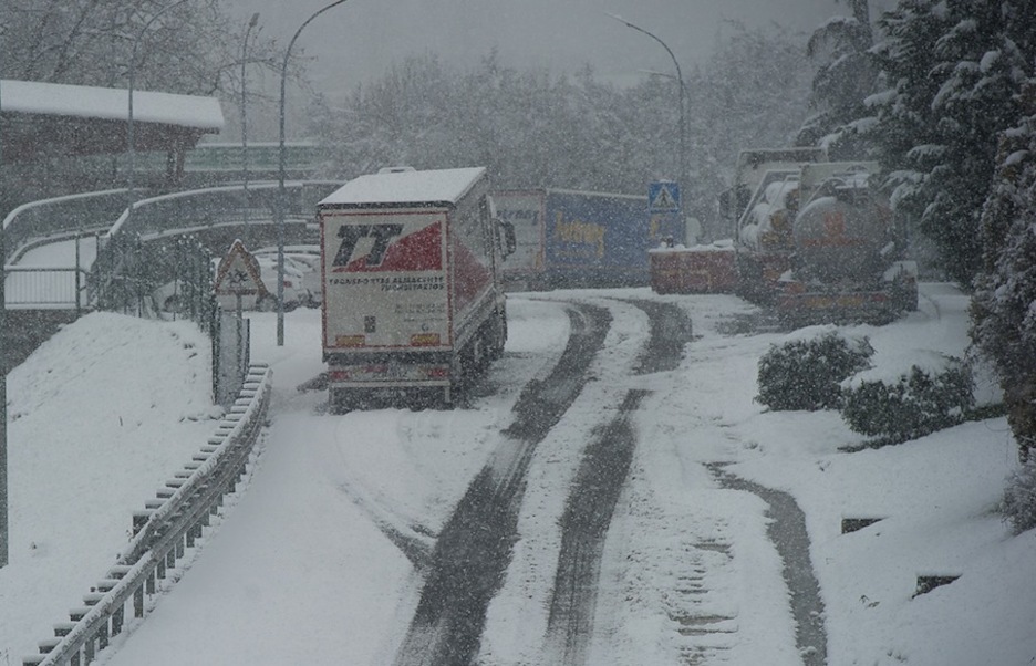 Kamioiak geldirik, Zornotzako restopean. (Luis JAUREGIALTZO/ARGAZKI PRESS)