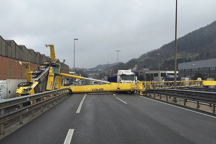 La grúa ha quedado volcada en la calzada de la N-I, ocupando los dos carriles. (DEPARTAMENTO DE SEGURIDAD DE LAKUA)