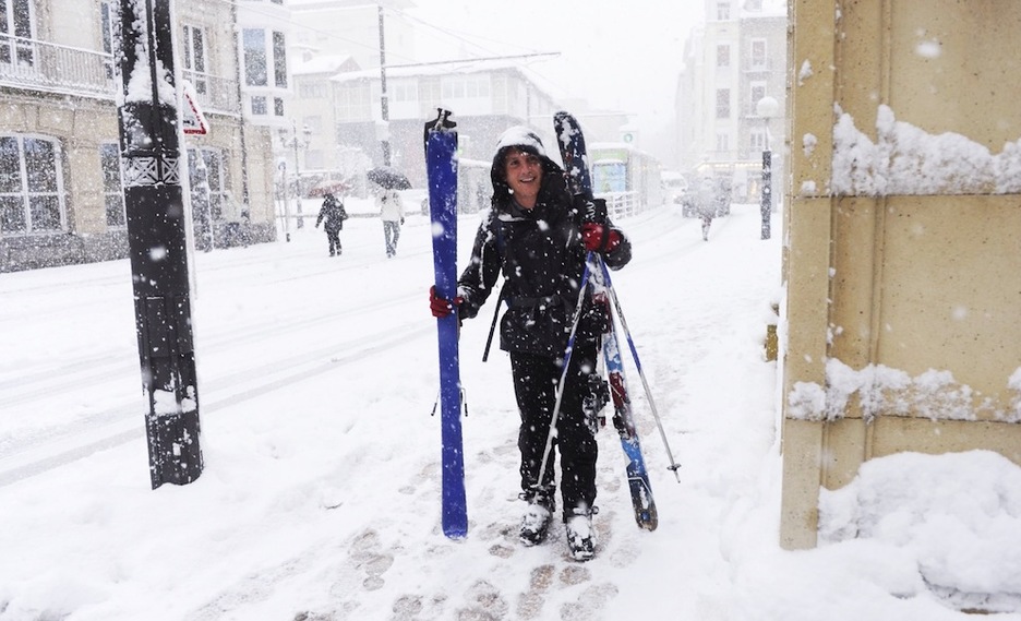 El parlamentario de EH Bildu Dani Maeztu ha llegado al Parlamento esquiando. (ARGAZKI PRESS)