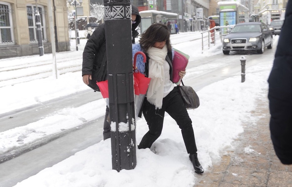 La parlamentaria del PP Nerea Llanos extrema la precaución para no caerse. (ARGAZKI PRESS)