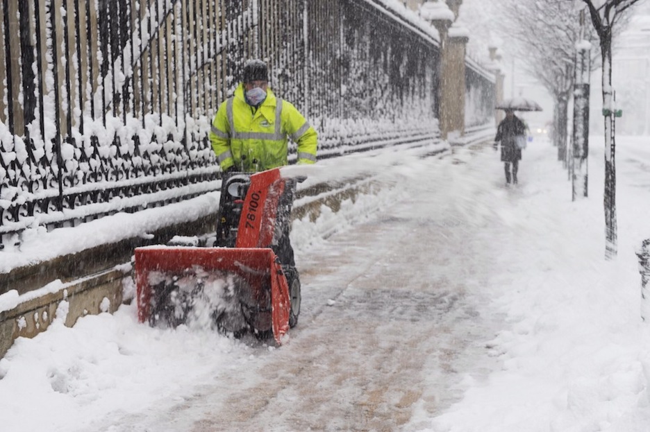 Los operarios se afanan por despejar las aceras de nieve. (ARGAZKI PRESS)