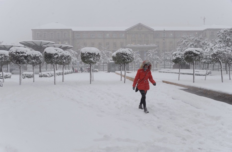 Una mujer camina por la parte posterior de la catedral de Gasteiz. (ARGAZKI PRESS)