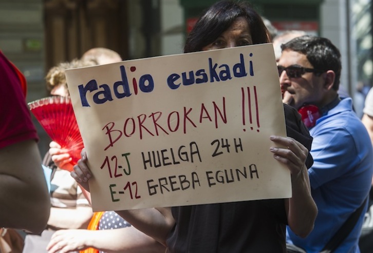 Una de las movilizaciones contra el ERE de Radio Euskadi. (Luis JAUREGIALTZO / AFP)