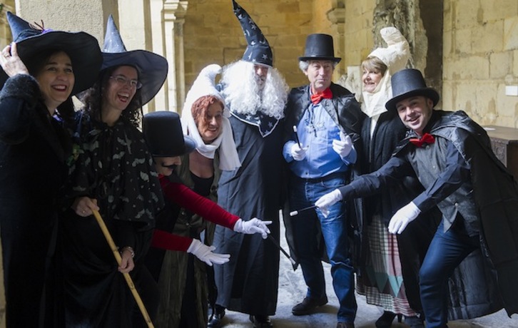 Brujas y magos en la presentación del Carnaval de Bilbo. (Luis JAUREGIALTZO / ARGAZKI PRESS)