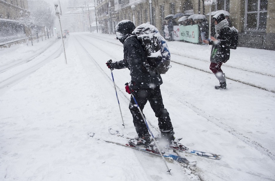 Dani Maeztu llega esquiando al Parlamento de Gasteiz. (Raúl BOGAJO/ARGAZKI PRESS)