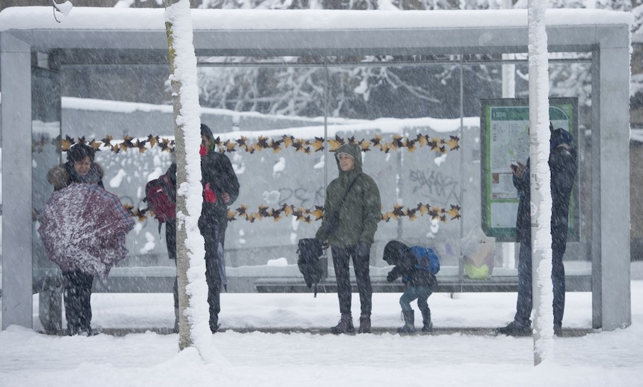 Esperando en la parada del tranvía. (Raúl BOGAJO/ARGAZKI PRESS)
