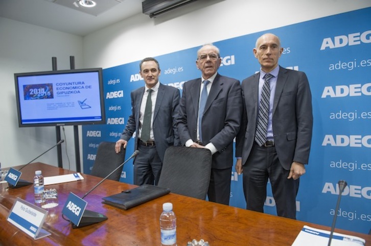 Ayerza, Guibelalde y Sasigain, en la presentación de un informe de Adegi. (Juan Carlos RUIZ / ARGAZKI PRESS)