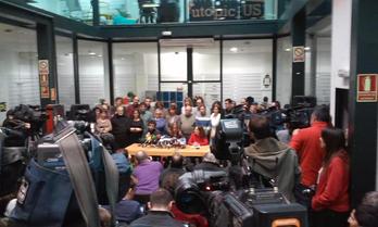 Multitudinaria rueda de prensa de Tania Sánchez en Madrid. (@albertopradilla)