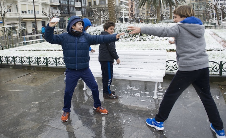 Elurrarekin jolasean Alderdi Ederren. (Juan Carlos RUIZ/ARGAZKI PRESS)