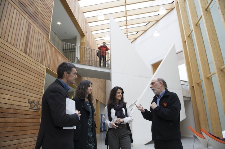 Jonan Fernández, la jurista Laura Pego, Aintzane Ezenarro y Paco Etxeberria, durante la presentación del informe. (Juan Carlos RUIZ/ARGAZKI PRESS)