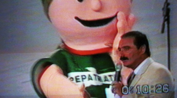 Carlos Herrera, inagurazio jaialdiaren aurkezlea, «Giraldilla» bati eskua ematen. (Andoni CANELLADA)