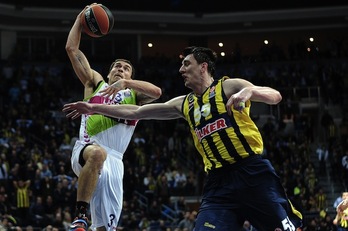 James entra a canasta ante la oposición de Preldzic. (Ozan KOSE / AFP)