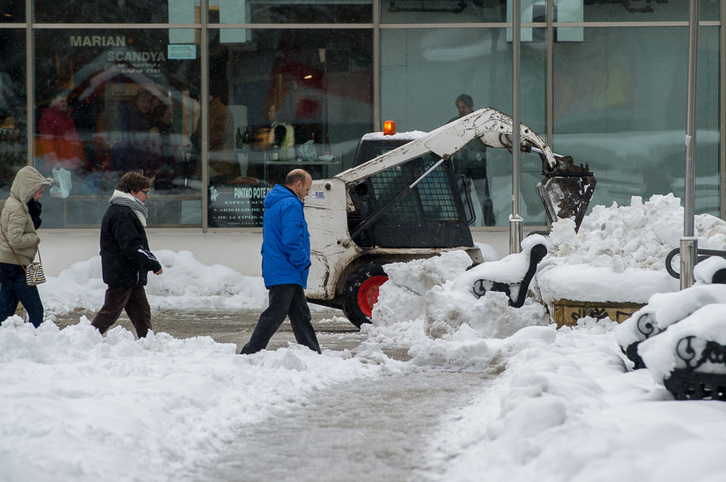 Las máquinas retiran nieve en Gasteiz. (Juanan RUIZ / ARGAZKI PRESS)