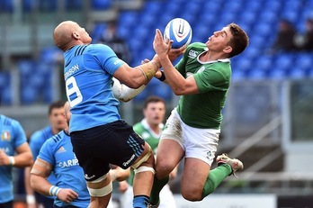 Parisse y Keatley pugnan por un balón aéreo. (Gabriel BOUYS / AFP)