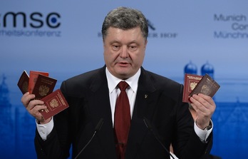 El presidente ucraniano, Petro Poroshenko, ha exhibido pasaportes de soldados rusos para demostrar su presencia en Ucrania. (Thomas KIENZLE/AFP) 