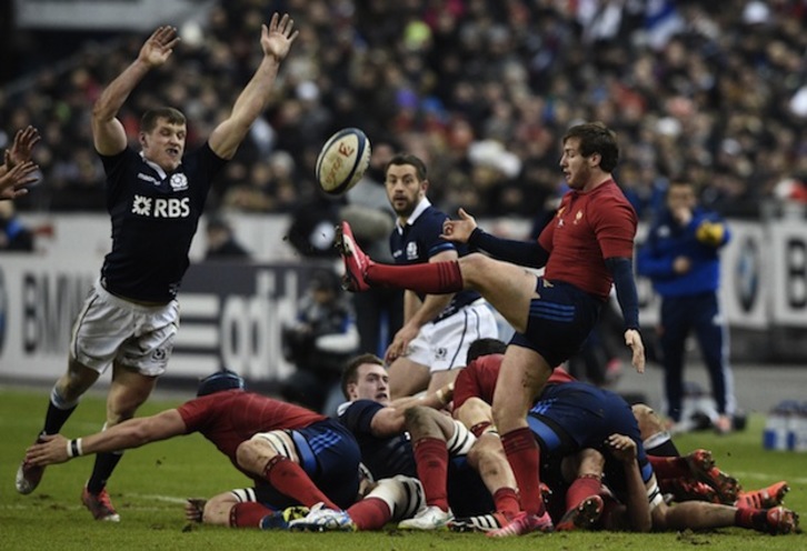 Camille Lopez patea un balón ante la presión escocesa. (Franck FIFE / AFP)