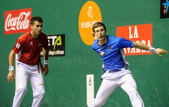 Urrutikoetxea y Artola, en un momento del partido. (Jagoba MANTEROLA/ARGAZKI PRESS)