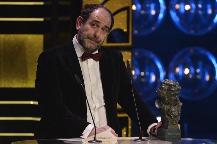 Karra Elejalde, con su Premio Goya. (Pedro ARMESTRE/AFP)