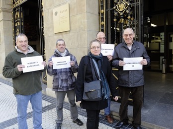 Antiguos miembros del Consejo de Administración de Kutxa han protestado en Donostia. (Gorka RUBIO / ARGAZKI PRESS)