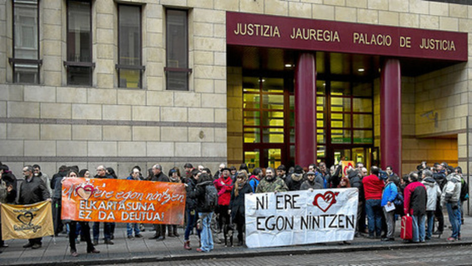 Concentración a favor de los juzgados por el desalojo de Kukutza