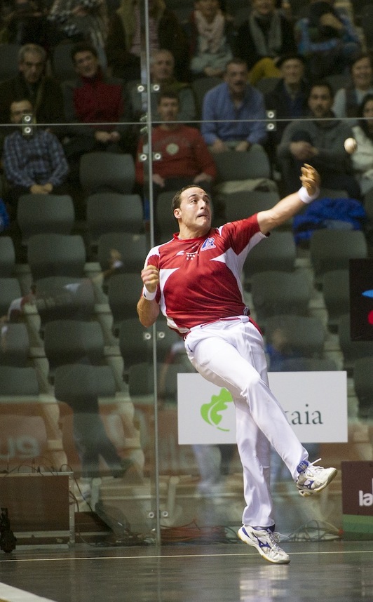 Martinez de Irujok, ezkerreko eskua minduta, ez du jokatuko asteburu honetan. (Marisol RAMIREZ/ARGAZKI PRESS)