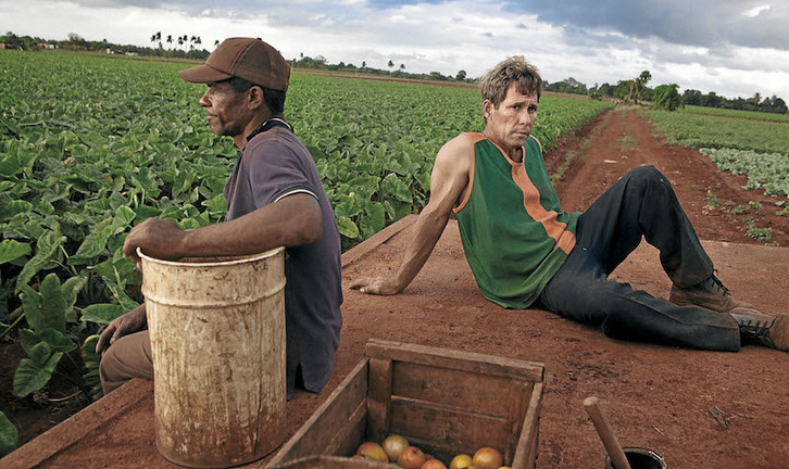 Dos trabajadores al final de su jornada en la aldea de Chafarinas, en Güira de Melena. (Joan ALVADO)