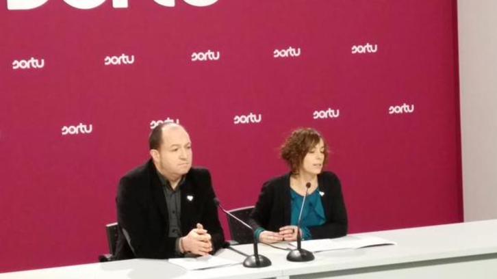 Pernando Barrena eta Amaia Izko, Jorge Olaizen egoeraren berri emateko deitu duten prentsaurrekoan. (@sortuEH)