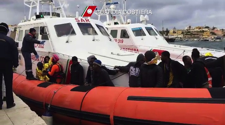 Inmigrantes llegando a la isla de Lampedusa, en una imagen de archivo. (AFP GUARDIA COSTIERA)