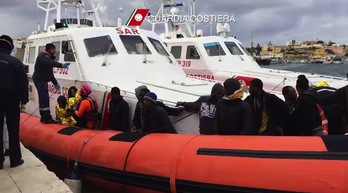 Atzokoan Lampedusara bizirik iritsitakoak. (AFP GUARDIA COSTIERA)