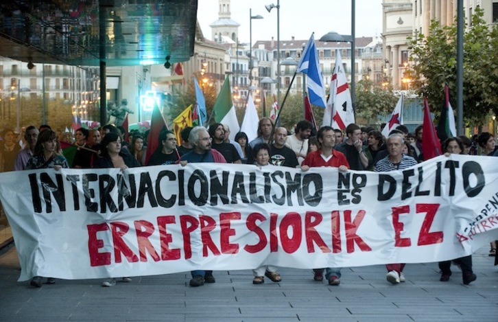 Protesta realizada en Iruñea tras la redada contra Askapena. (Jagoba MANTEROLA / ARGAZKI PRESS)