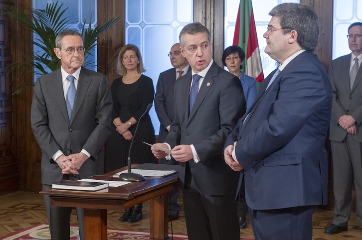 Ángel Toña, en su toma de cargo junto a Urkullu y su antecesor Aburto. 