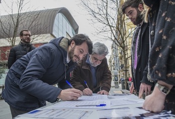 Ramón Gómez y Juan Carlos Cano estampan sus firmas ante la mirada de Javier Maroto. (Gorka RUBIO/ARGAZKI PRESS)