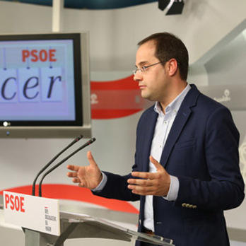 César Luena, durante su comparecencia para anunciar la disolución de la Ejecutiva del PSM. (psoe.es)