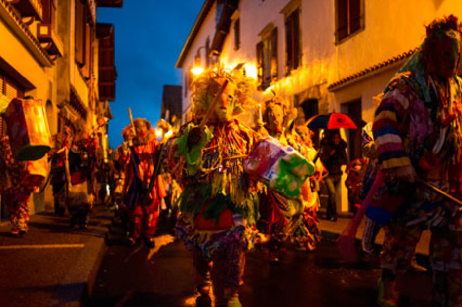 A Ustariz (Labourd), le mardi gras les Zirtzil remplissent les rues.