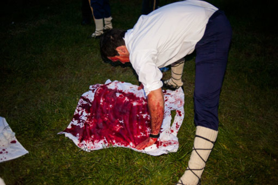 A Alsasua (Navarre) les habitants se retrouvent dans le  stade et couvrent un tissu blanc de sang pour s'en vêtir.