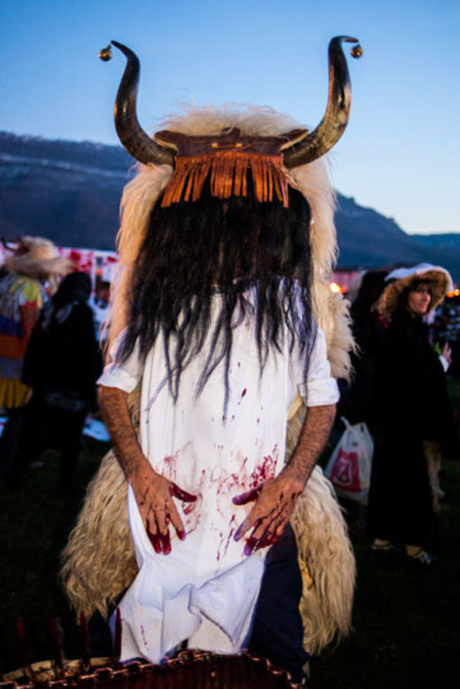 Les Momotxorroak sont effrayants, ils reproduisent un rituel préhistorique pour réveiller la nature avec leurs sonnailles. ©Eliane Héguiaphal