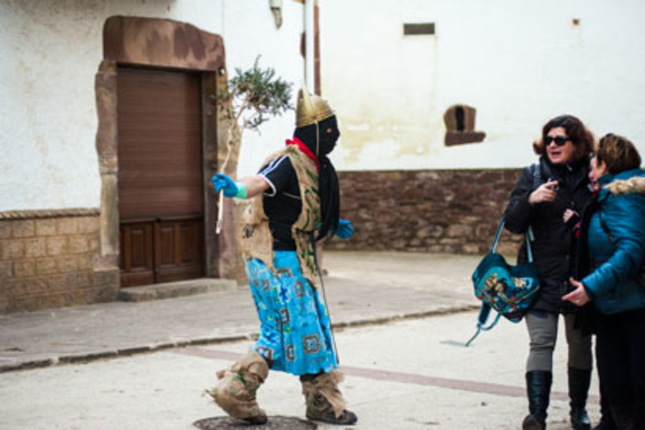 A Arizkun (Navarre), attention, les masques s'attaquent avec force aux spectateurs. ©Eliane Héguiaphal