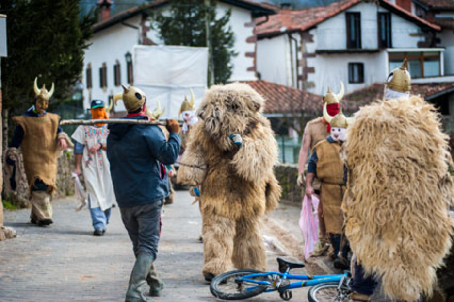 L'ours et son montreur se bagarrent. Si l'ours parvient à se libérer, il s'attaque à n'importe qui. ©Eliane Héguiaphal