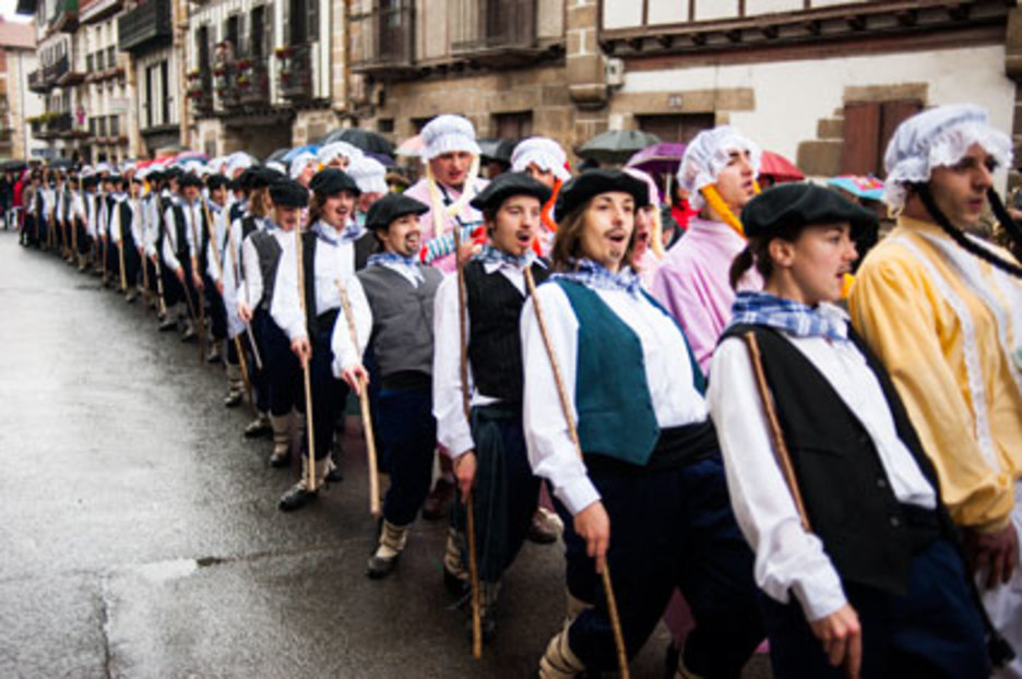 A Bera (Navarre) les filles se déguisent en  berger et les garçons en nurse. ©Eliane Héguiaphal