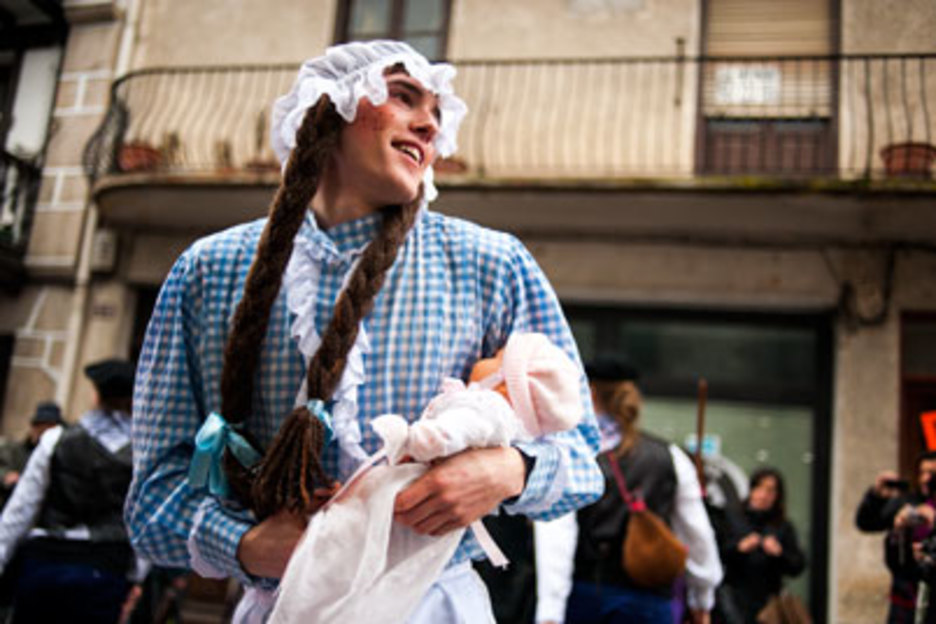 Ils chantent trois chansons et esquissent trois danses. ©Eliane Héguiaphal