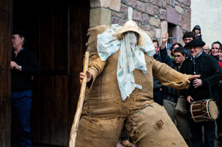 A Lantz (Navarre) dans le grenier de l'auberge, Ziripot est habillé avec des vieux sacs remplis de fougère. Tout d'un coup les carnavaliers sortent, lui, en premier. ©Eliane Héguiaphal