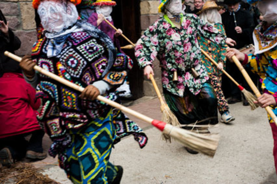 Puis les Txatxo, avec leurs balais, qui repoussent les spectateurs. ©Eliane Héguiaphal