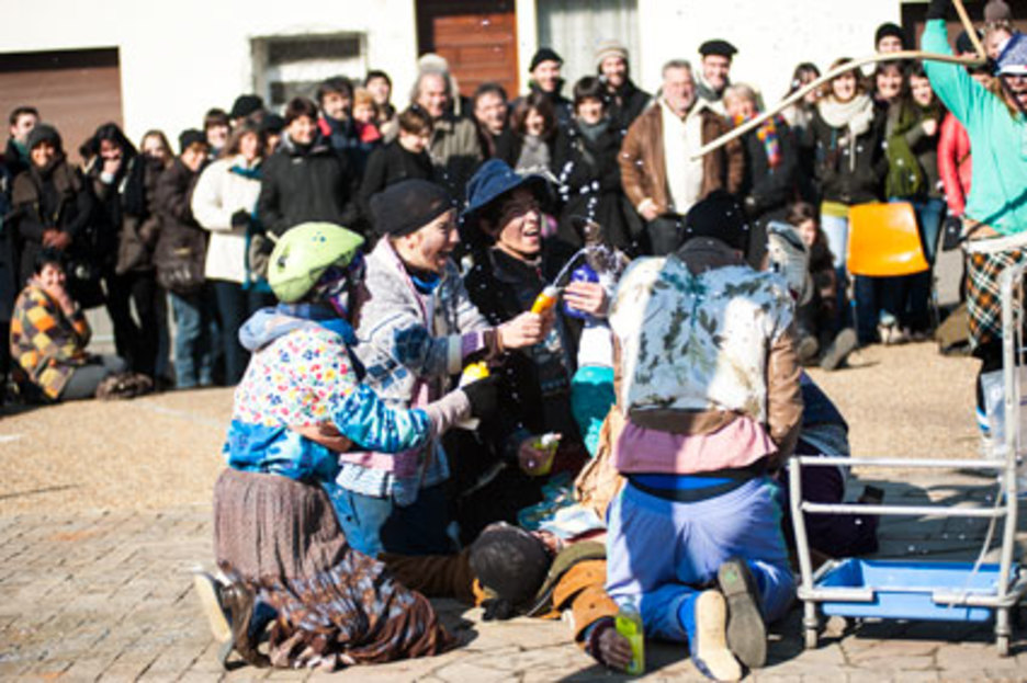 Alors qu'une troupe de bohémiens sème la panique dans les rues. Pour terminer, ils critiquent les principaux sujets d'actualité sur la place. ©Eliane Héguiaphal