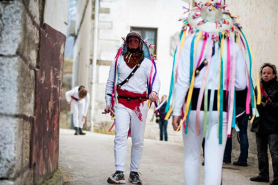 Le mardi gras, à Unanu (Navarre) les jeunes hommes s'habillent en Mamoxarro. ©Eliane Héguiaphal