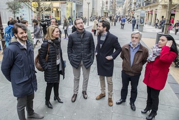 Maroto estuvo ayer en Donostia recogiendo firmas para la plataforma Ayudas + Justas. (Gorka RUBIO / ARGAZKI PRESS)